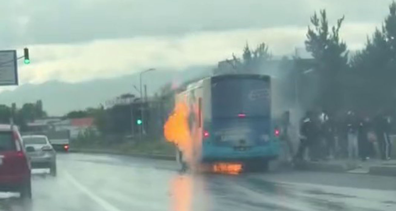 Otobüs bir anda alev aldı, yolcular panikle kaçtı