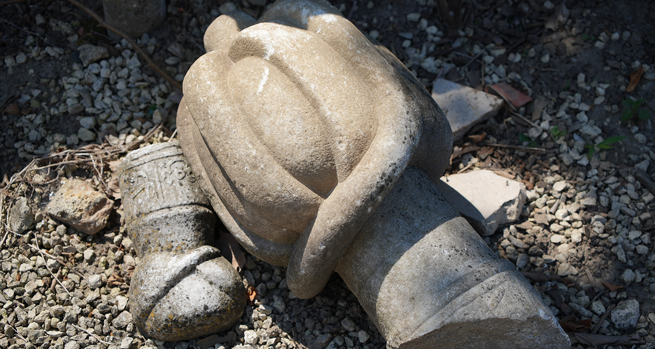 Kurban Bayramı öncesi tarihi kabristanlarda ihmaller pes dedirtti: İnsan ve hayvan kemikleri ortaya saçılmış durumda