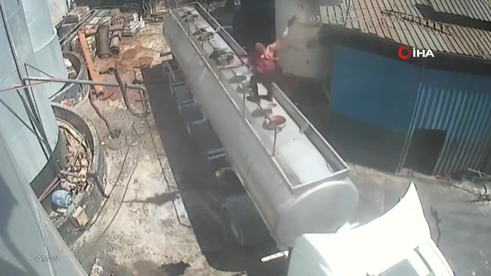 Ağzında sigara ile açtığı tanker kapağı bomba gibi patladı: O anlar kamerada