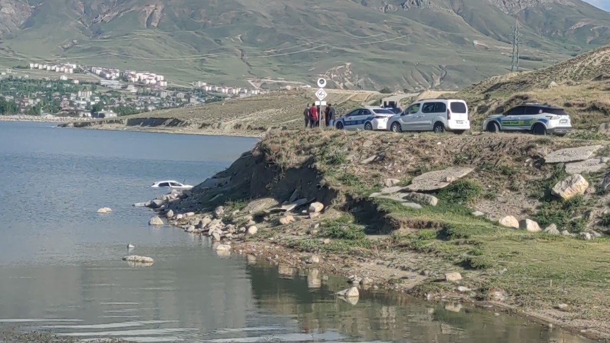 Van’da virajı alamayan otomobil Sıhke Göleti’ne uçtu