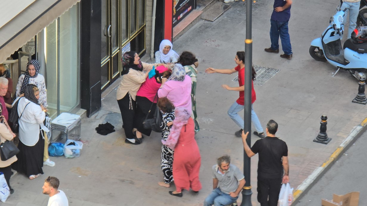 Karabük’te kadınların saç saça kavgası kamerada