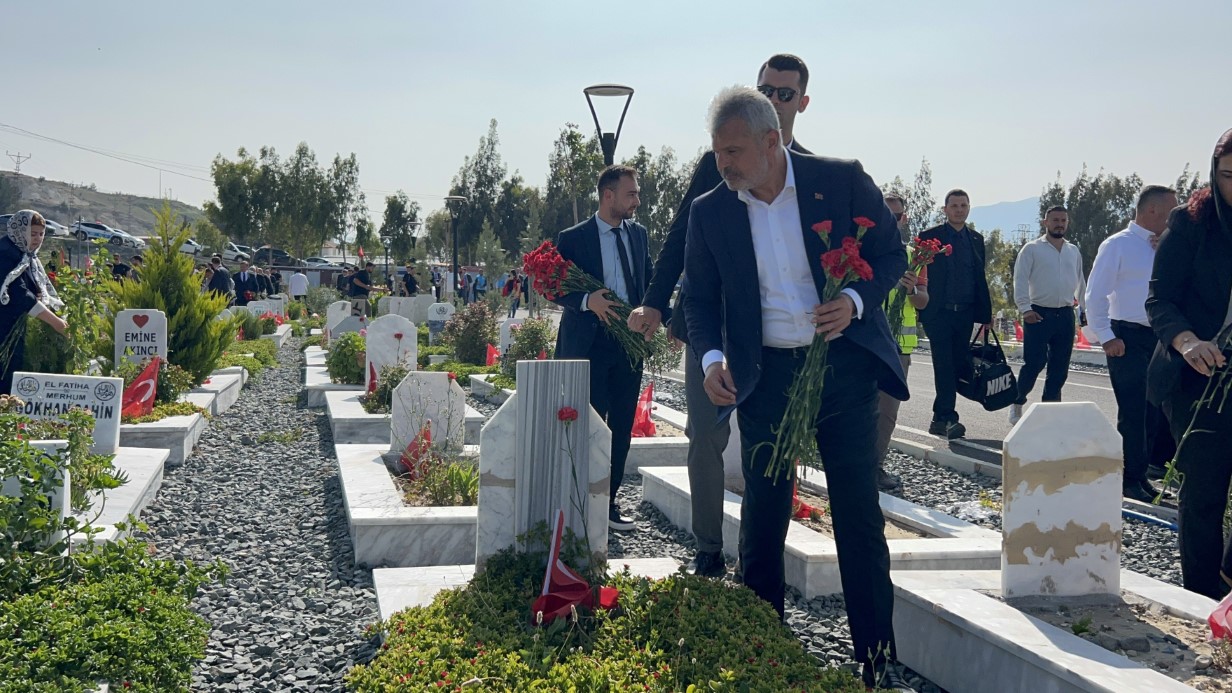 Hatay’da bayram arefesinde depremlerde ölenlerin mezarları ziyaret edildi