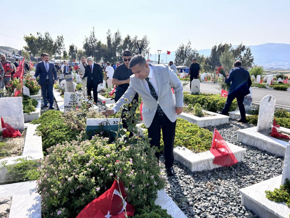 Hatay’da bayram arefesinde depremlerde ölenlerin mezarları ziyaret edildi