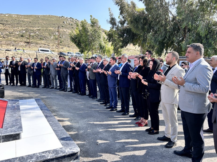 Hatay’da bayram arefesinde depremlerde ölenlerin mezarları ziyaret edildi