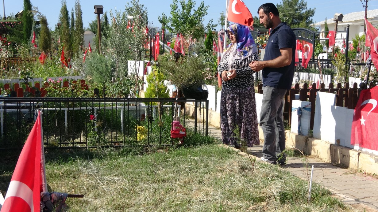 Depremde kaybettikleri yakınlarının mezarlarını ziyaret ettiler