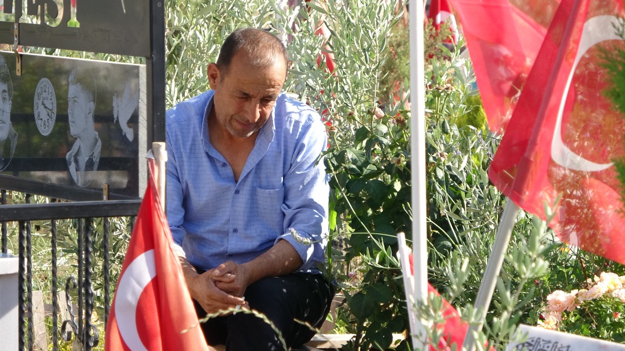 Depremde kaybettikleri yakınlarının mezarlarını ziyaret ettiler