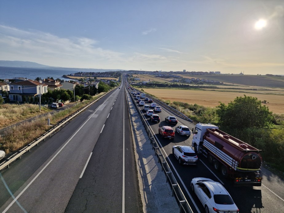 İstanbul’dan Trakya’ya akın: Tatilciler yola çıktı, şeritler doldu