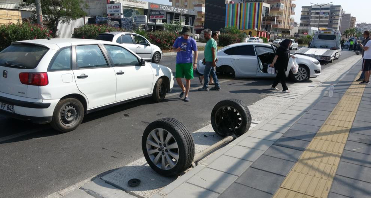 Çarpışan otomobillerden biri ters döndü, diğerinin iki tekeri gövdeden ayrıldı