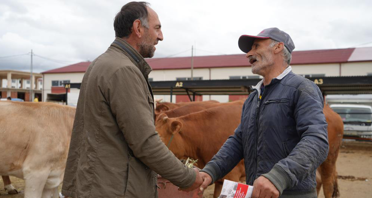 Bayburt’ta kurban pazarlığı renkli ve samimi görüntülere sahne oldu: Fiyatta orta yolu bulunca sarılıp kucaklaştılar