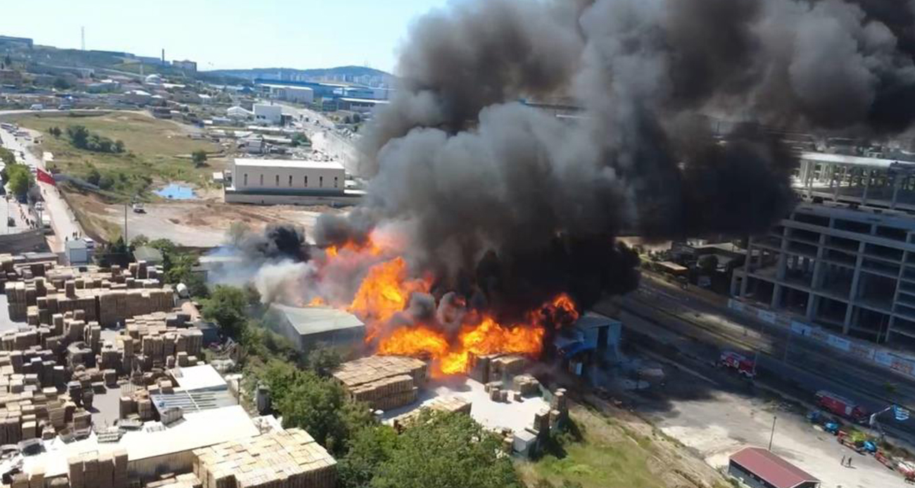 Palet fabrikası alev alev yanıyor