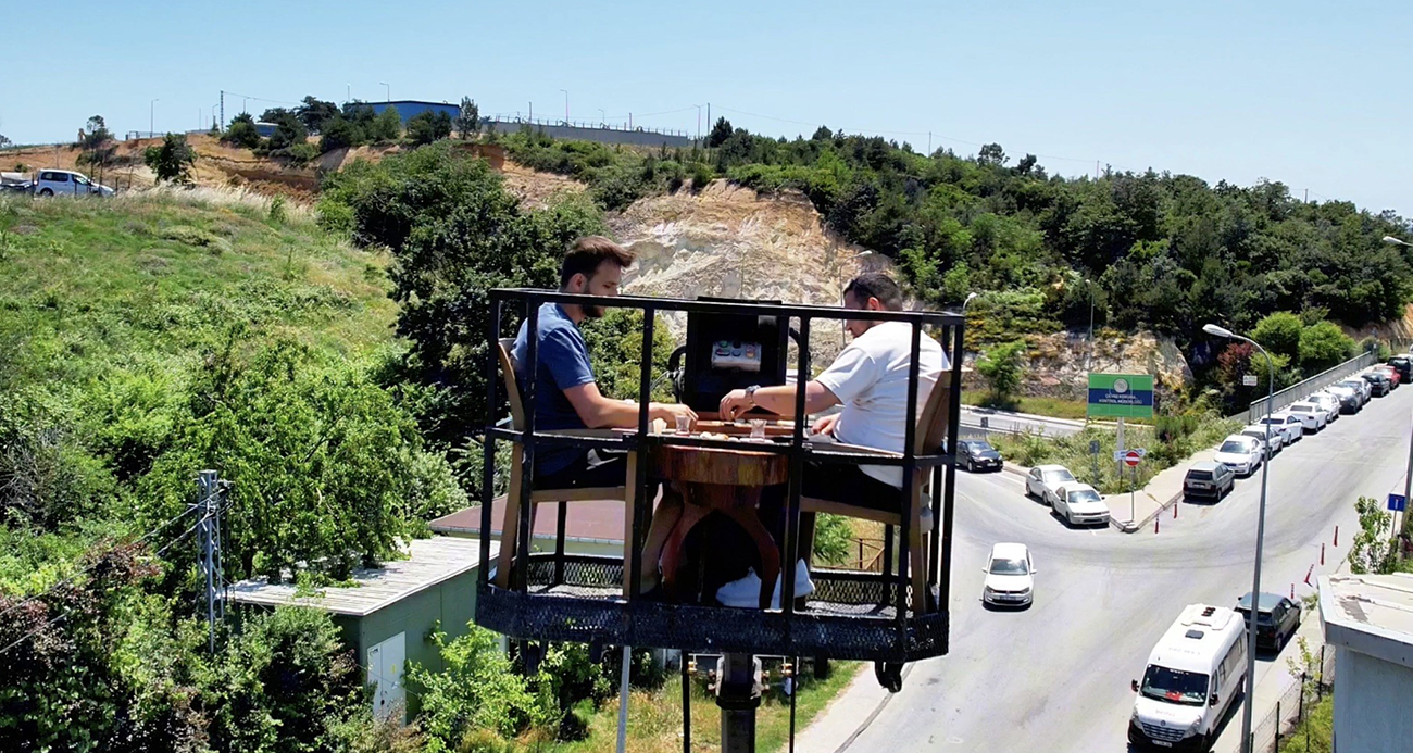 Müşteri manzara isteyince kafe sahibi vinç çağırdı