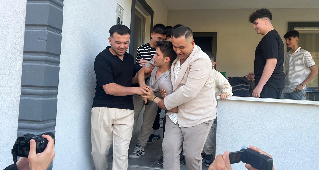 Bayram namazına gelmeyenleri buz gibi suda uyandırıyorlar