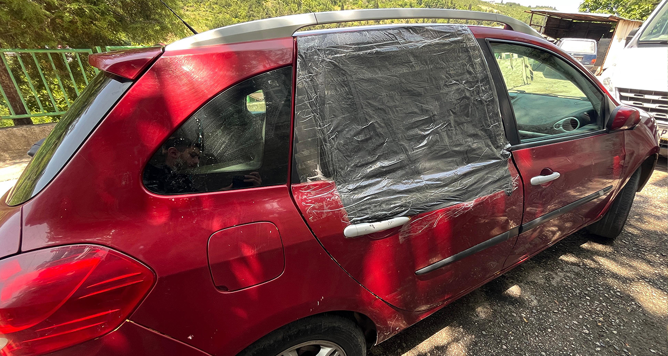 İpini koparan boğa 3 metre yükseklikten otomobilin üzerine düştü