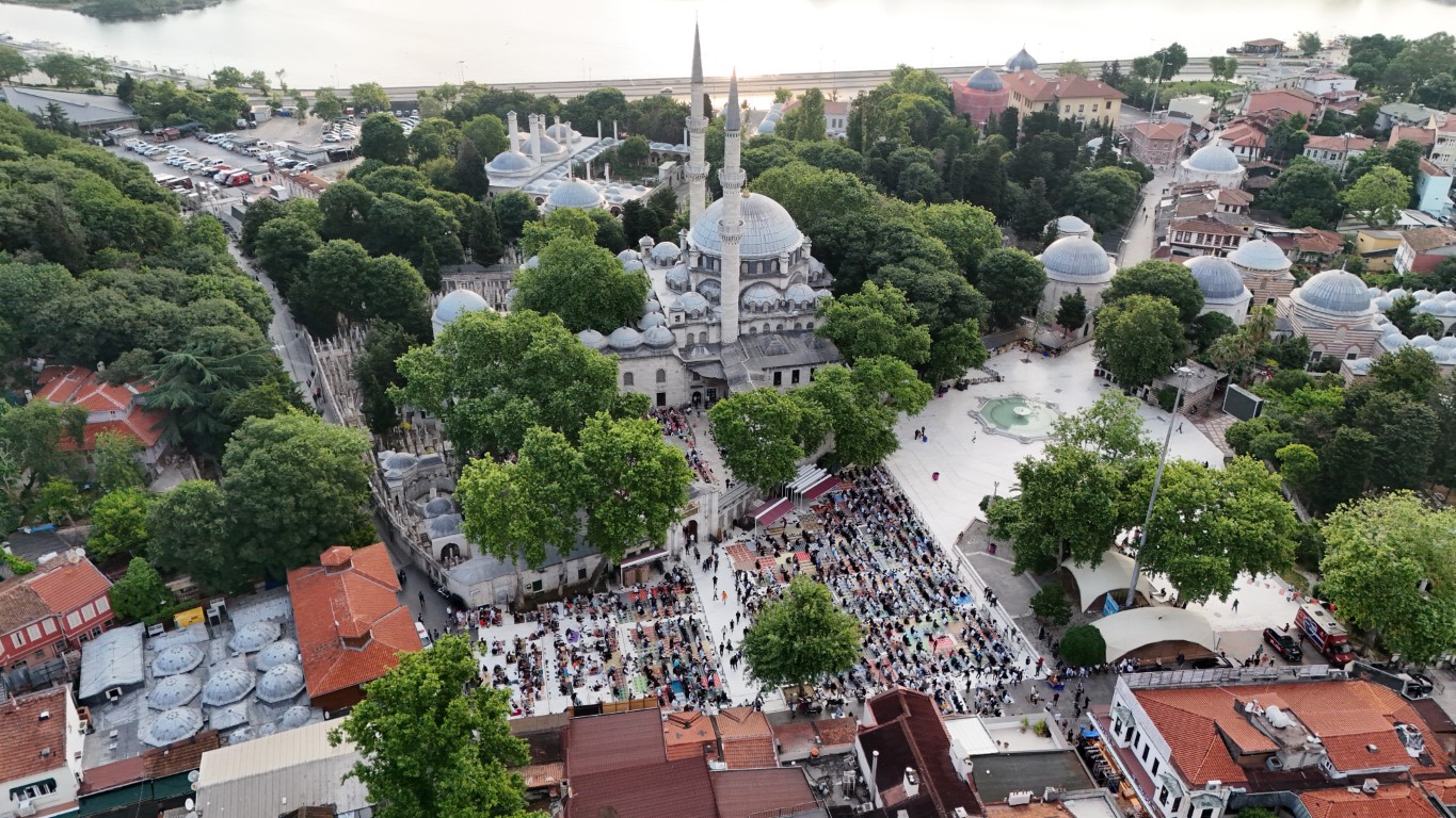 Eyüp Sultan Camiinde bayram namazı yoğunluğu