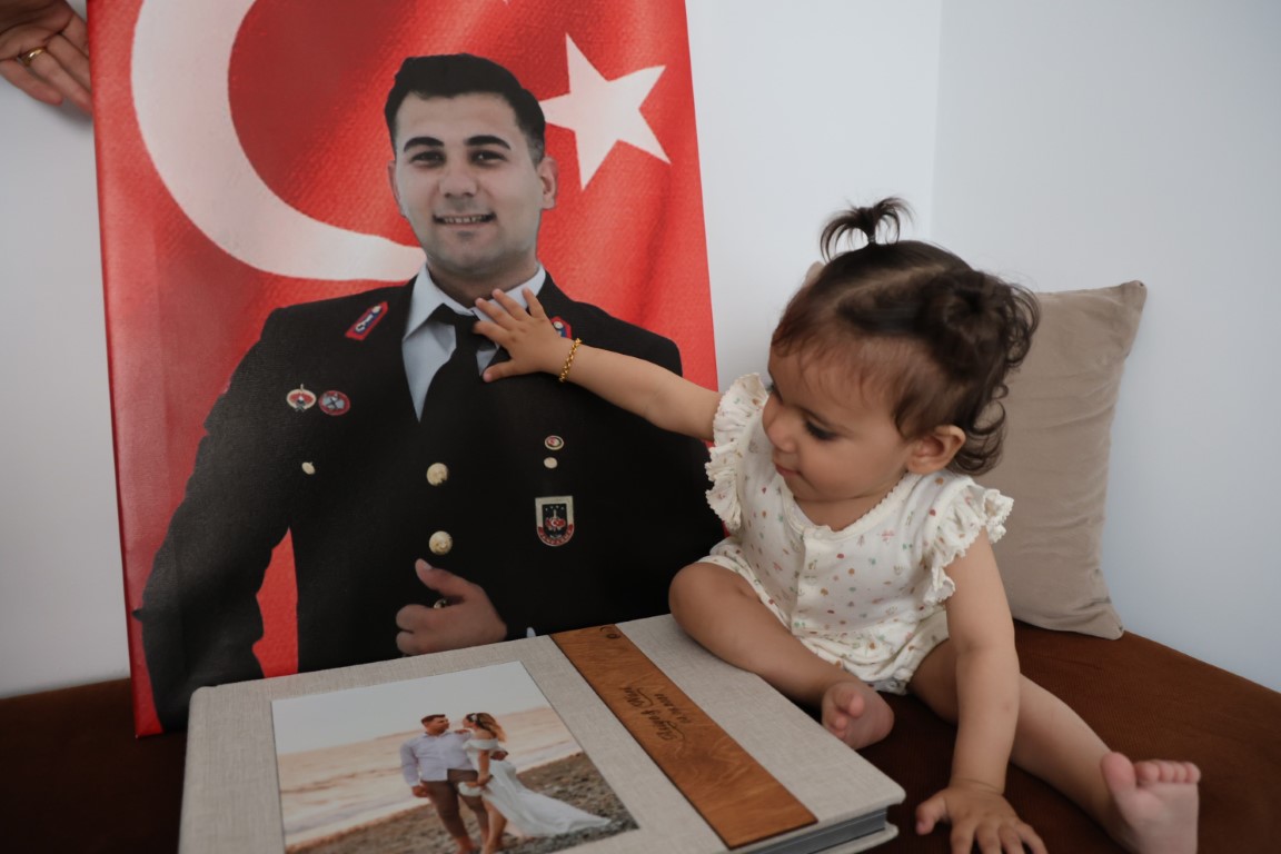 Duygulandıran hikaye: Şehit eşiyle yaptıklarını şimdi 13 aylık kızıyla yapıyor