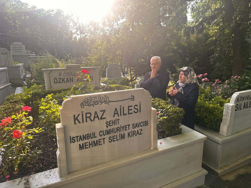 Şehit Savcı Kiraz’ın kabrini ziyaret eden baba Kiraz: 