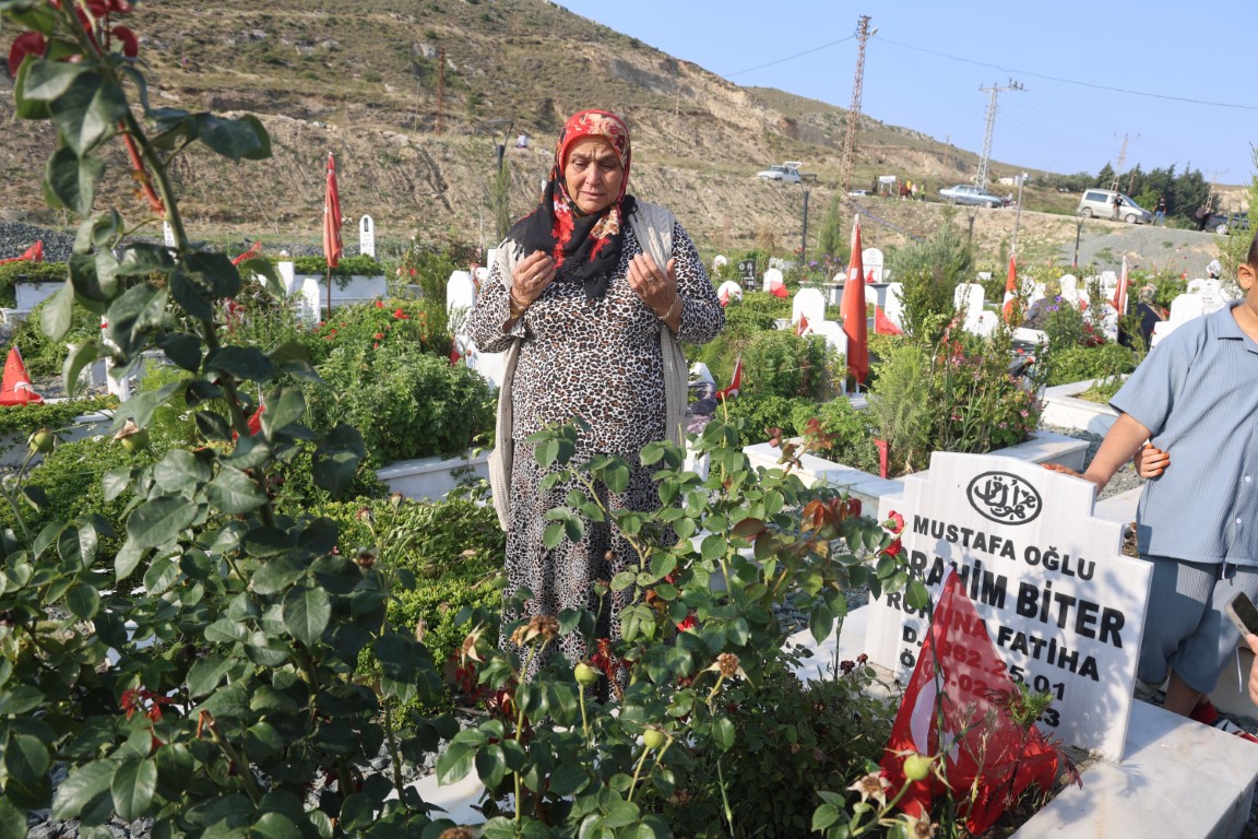 Deprem şehitliğinde hüzünlü Kurban Bayramı