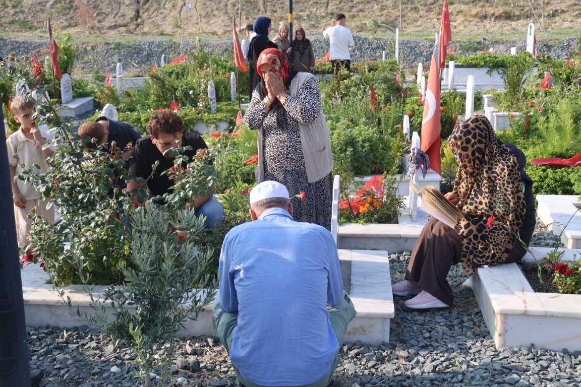 Deprem şehitliğinde hüzünlü Kurban Bayramı