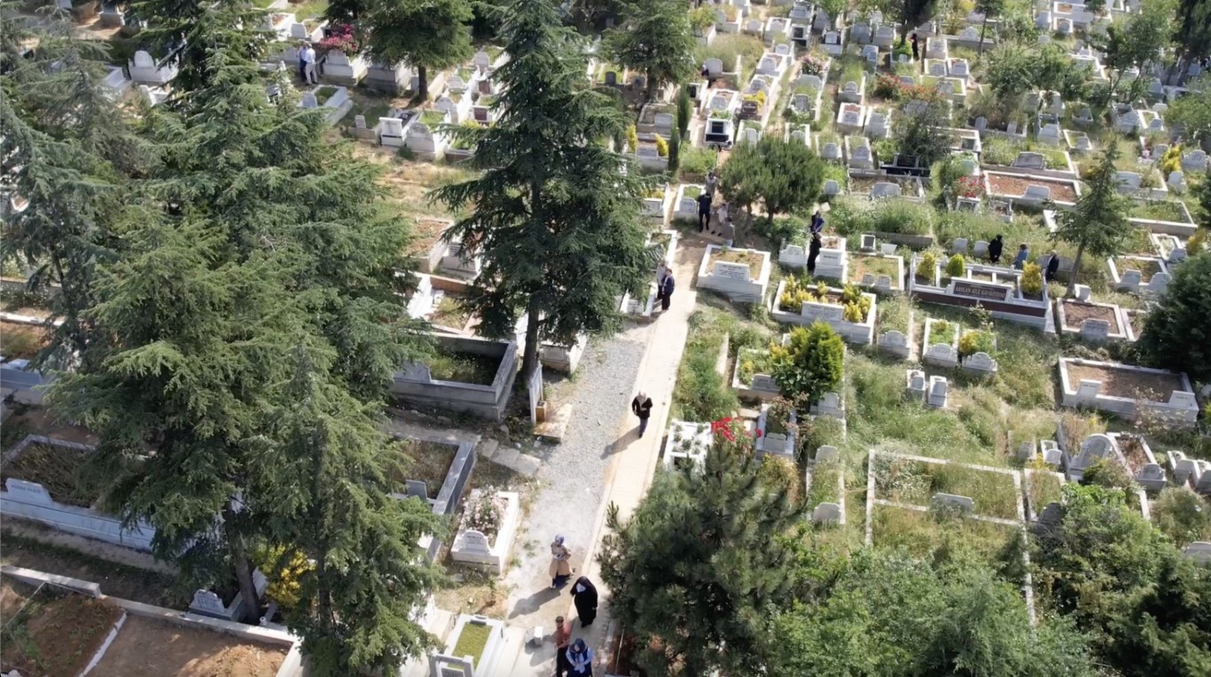 İstanbul’da bayramın ilk günü mezarlıklar ziyaretçilerle doldu