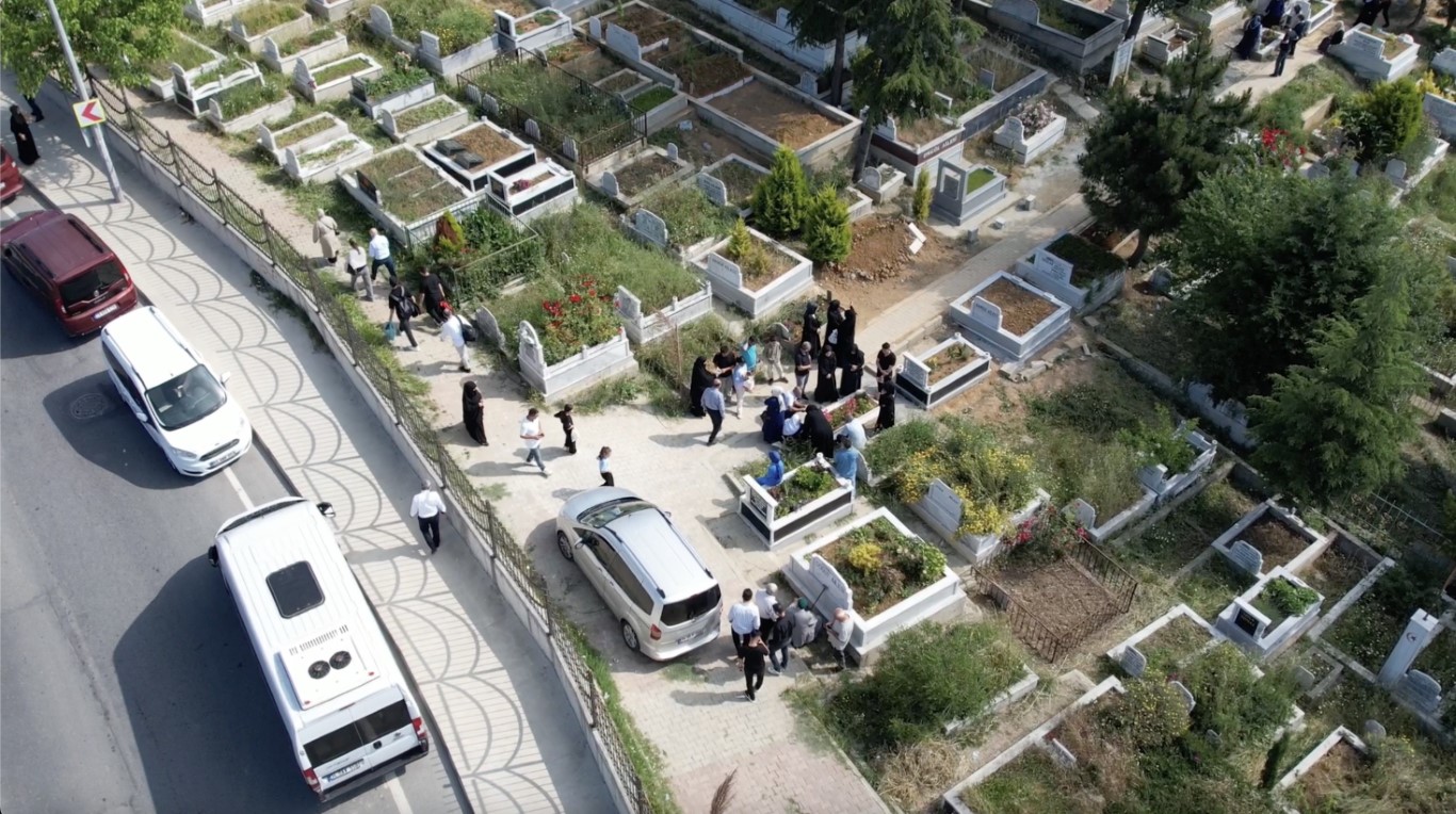İstanbul’da bayramın ilk günü mezarlıklar ziyaretçilerle doldu