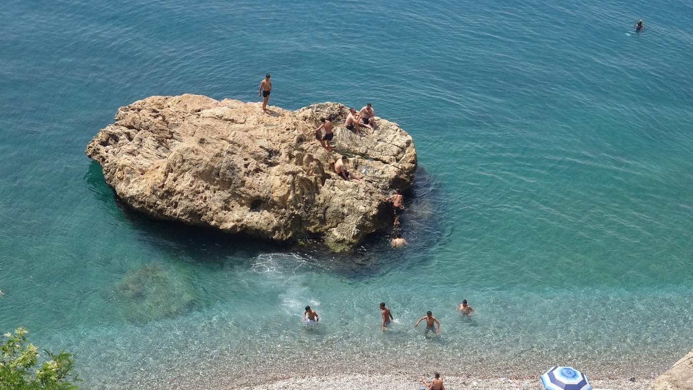 Antalya’da bayramın ilk gününde sahillerde yoğunluk oluştu