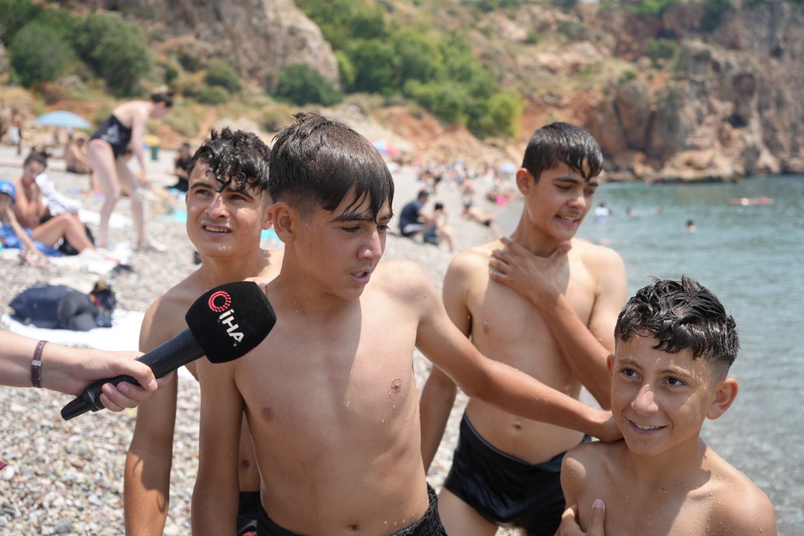 Antalya’da bayramın ilk gününde sahillerde yoğunluk oluştu