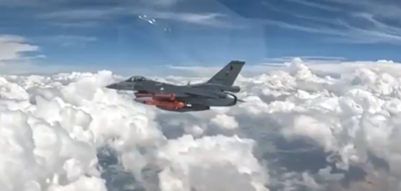 Milli seyir füzesi SOM, yerli turbojet motorla hedefi tam isabet vurdu