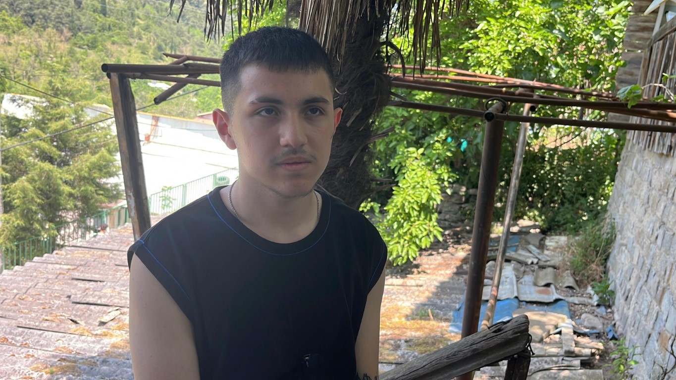 İpini koparan boğa 3 metre yükseklikten otomobilin üzerine düştü