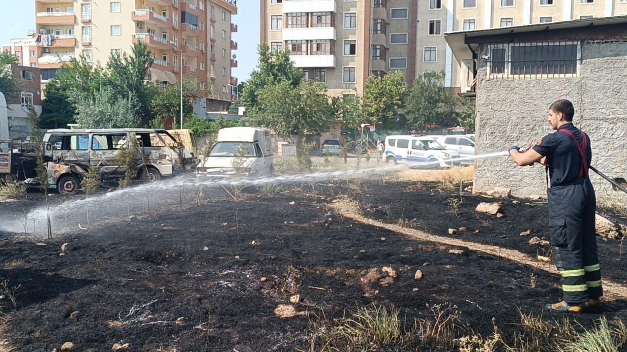 Batman’da terk edilmiş araçlar alev alev yandı, tır son anda kurtarıldı