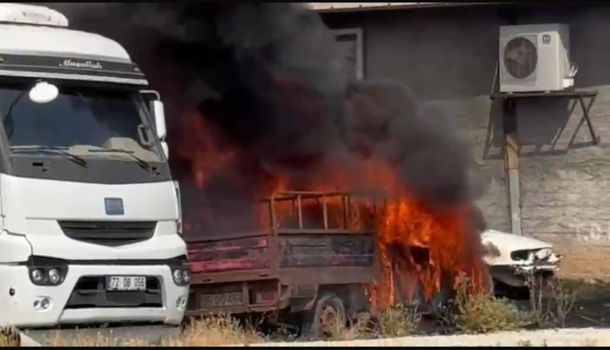 Batman’da terk edilmiş araçlar alev alev yandı