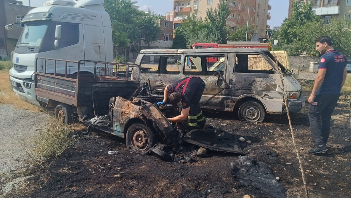 Batman’da terk edilmiş araçlar alev alev yandı, tır son anda kurtarıldı