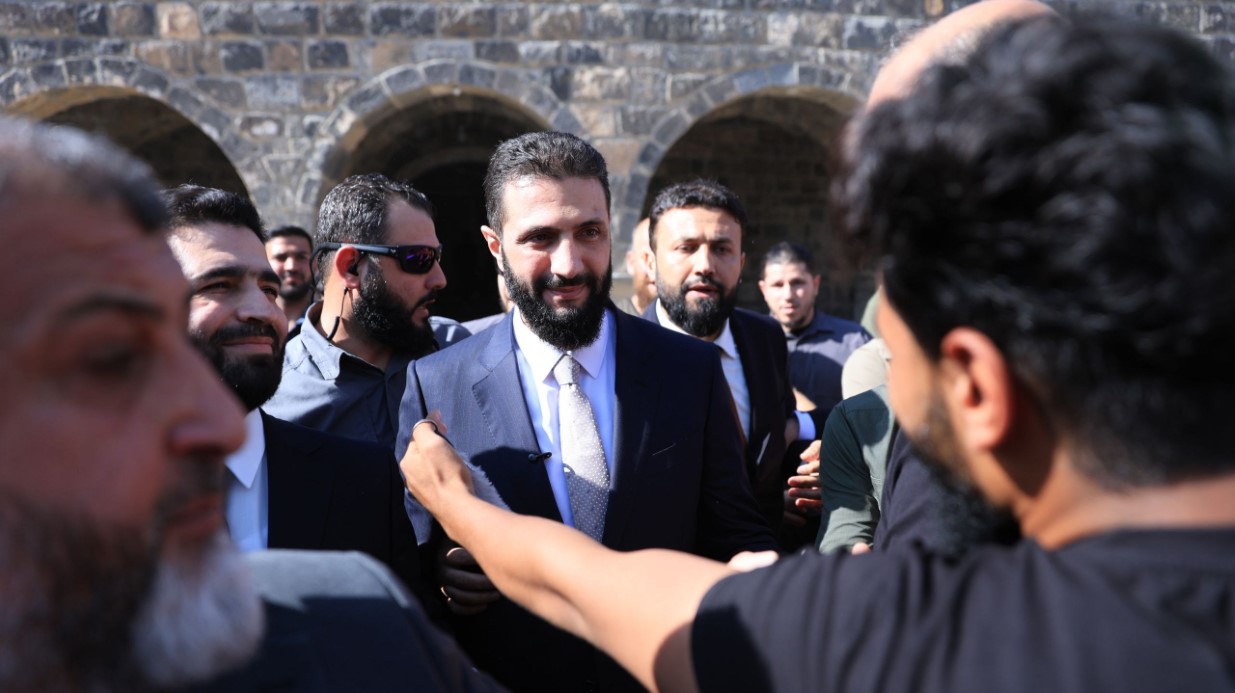 Suriye Devlet Başkanı Şara, ilk kez ziyaret ettiği Dera'da yoğun ilgi gördü