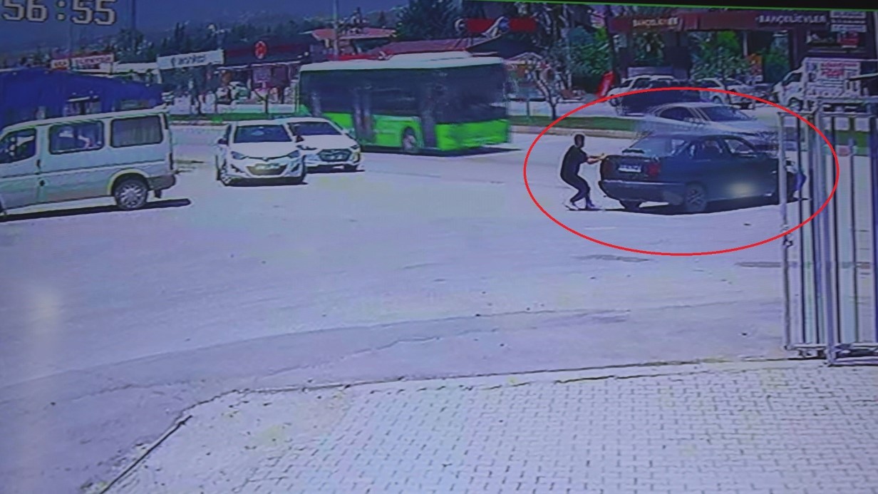 El frenini çekmeyi unuttuğu aracının peşinden koşsa da çaresiz kaldı, o anlar kamerada
