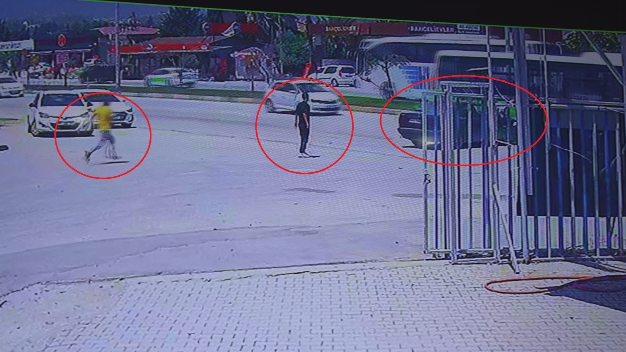 El frenini çekmeyi unuttuğu aracının peşinden koşsa da çaresiz kaldı, o anlar kamerada