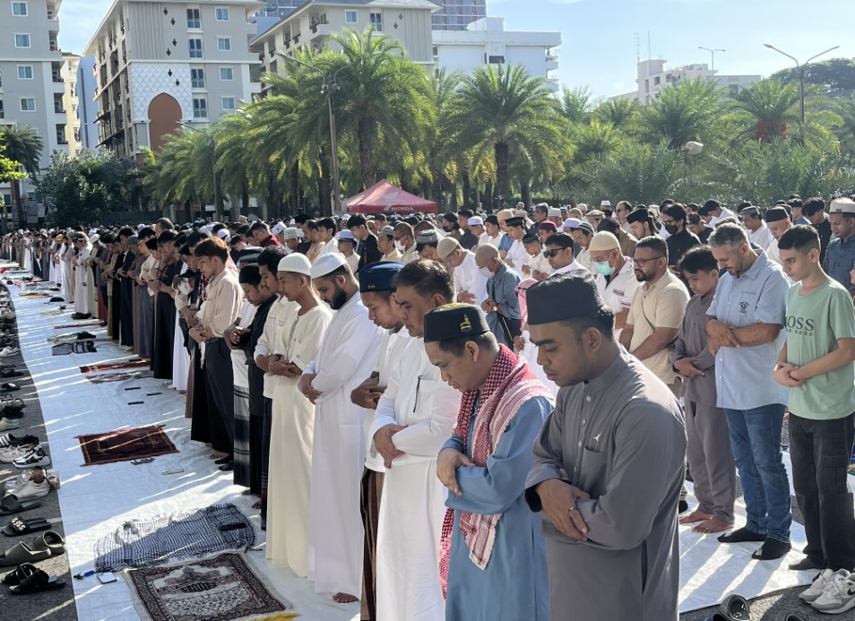 Tayland'da Müslümanlar bayram namazında saf tuttu