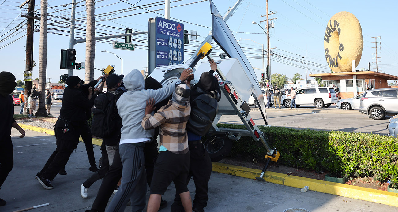 Los Angeles'taki göçmen protestoları şiddetleniyor