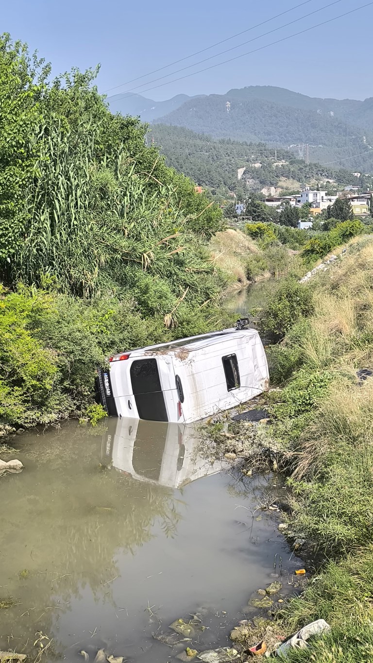 Otomobille çarpışan minibüs dereye uçtu, o anlar kamerada