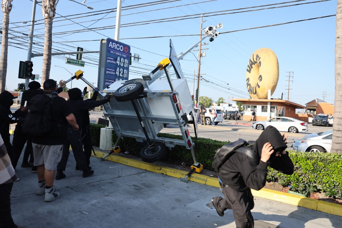 Los Angeles'taki göçmen protestoları şiddetleniyor: 2 bin Ulusal Muhafız görevlendirildi