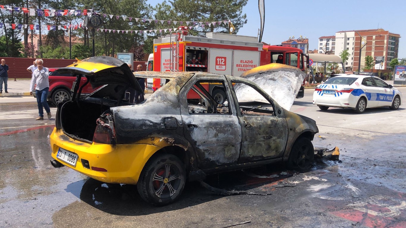 Çakmağı çakmasıyla ticari taksi alev topuna döndü, sürücü canını zor kurtardı