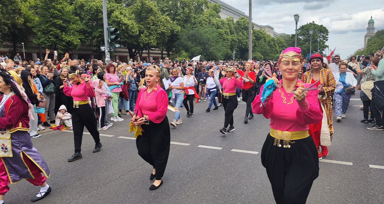 Berlin Kültürler Karnavalı'nda renkli görüntüler