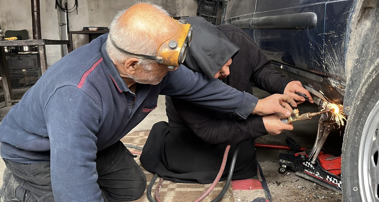 Sanayinin tek kadın çırağı 25 yıldır usta eşine çıraklık yapıyor