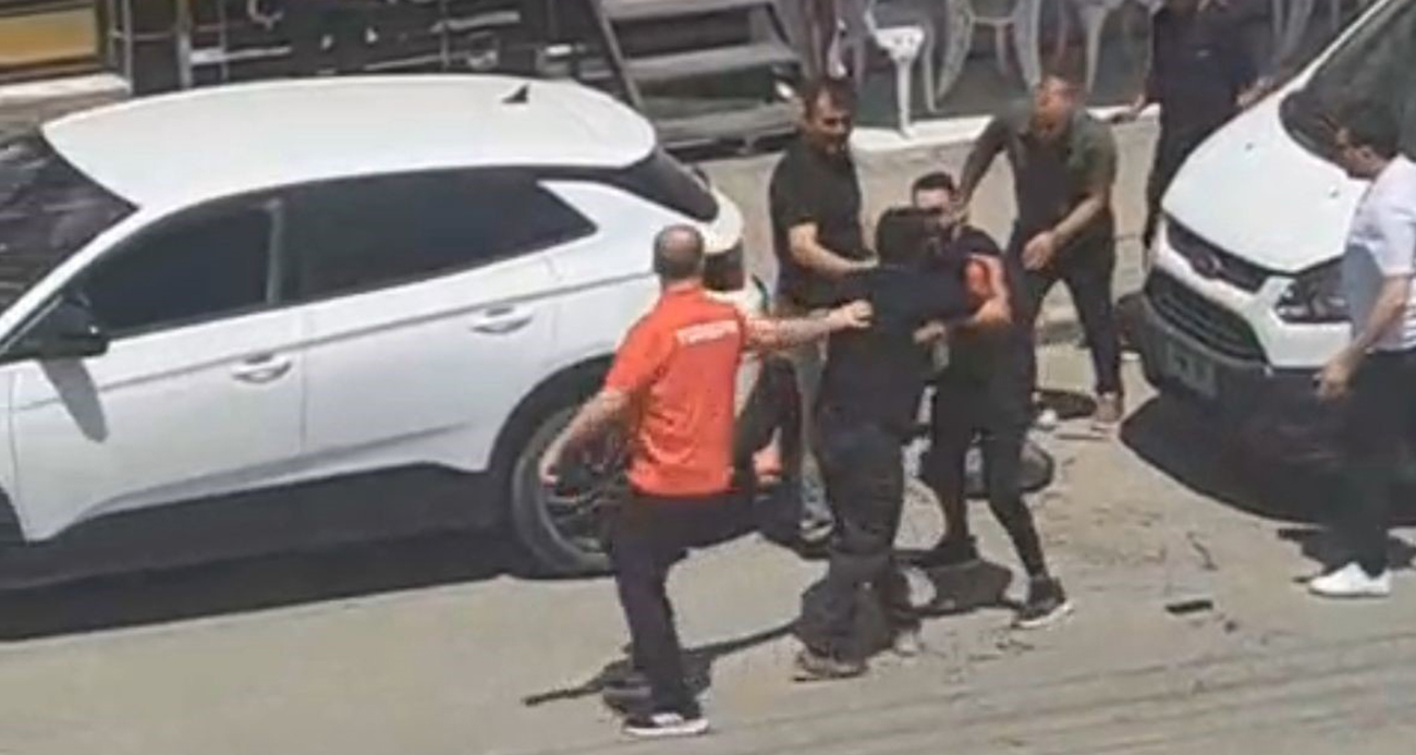 Akrabalar arasındaki bıçaklı kavgada cadde kan gölüne döndü: 1’i ağır 3 yaralı