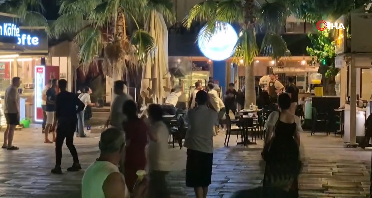 Çeşme’de sandalyeler havada uçuştu