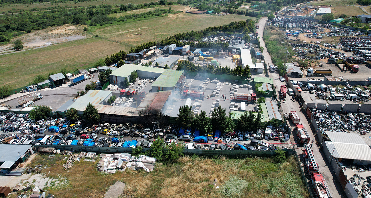 Maltepe’de seramik deposunda çıkan yangın hurdalık alana sıçradı