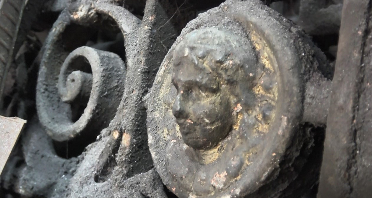 Antika avcıları ve papazlar, bu kapının peşini bırakmıyor