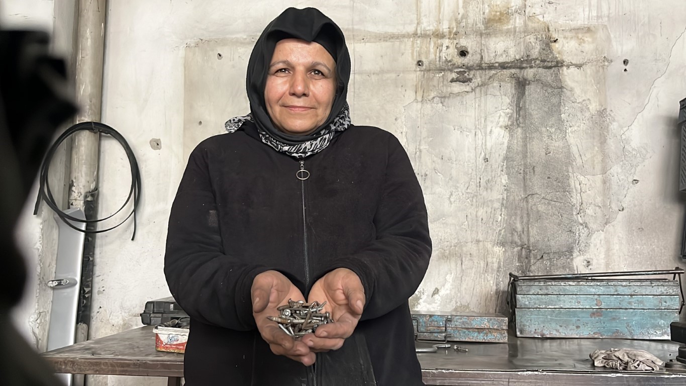 Sanayinin tek kadın çırağı 25 yıldır usta eşine çıraklık yapıyor