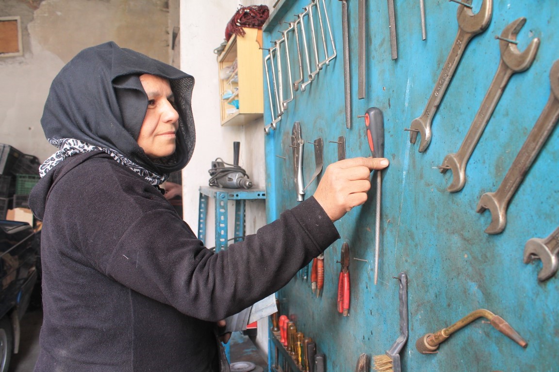 Sanayinin tek kadın çırağı 25 yıldır usta eşine çıraklık yapıyor