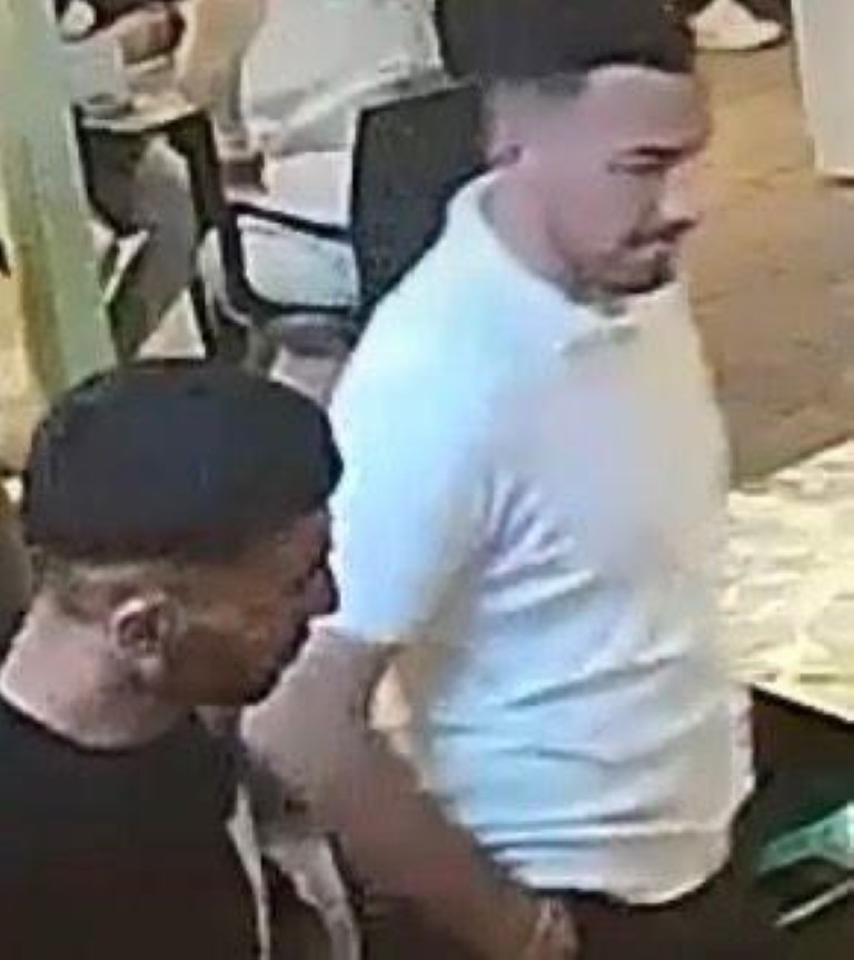 Çeşme’de sandalyeler havada uçuştu