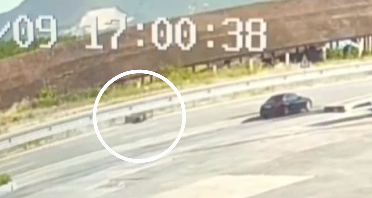 Bariyere çarpan motosiklet 400 metre sürüklendi, sürücü hayatını kaybetti: Kaza anı kamerada