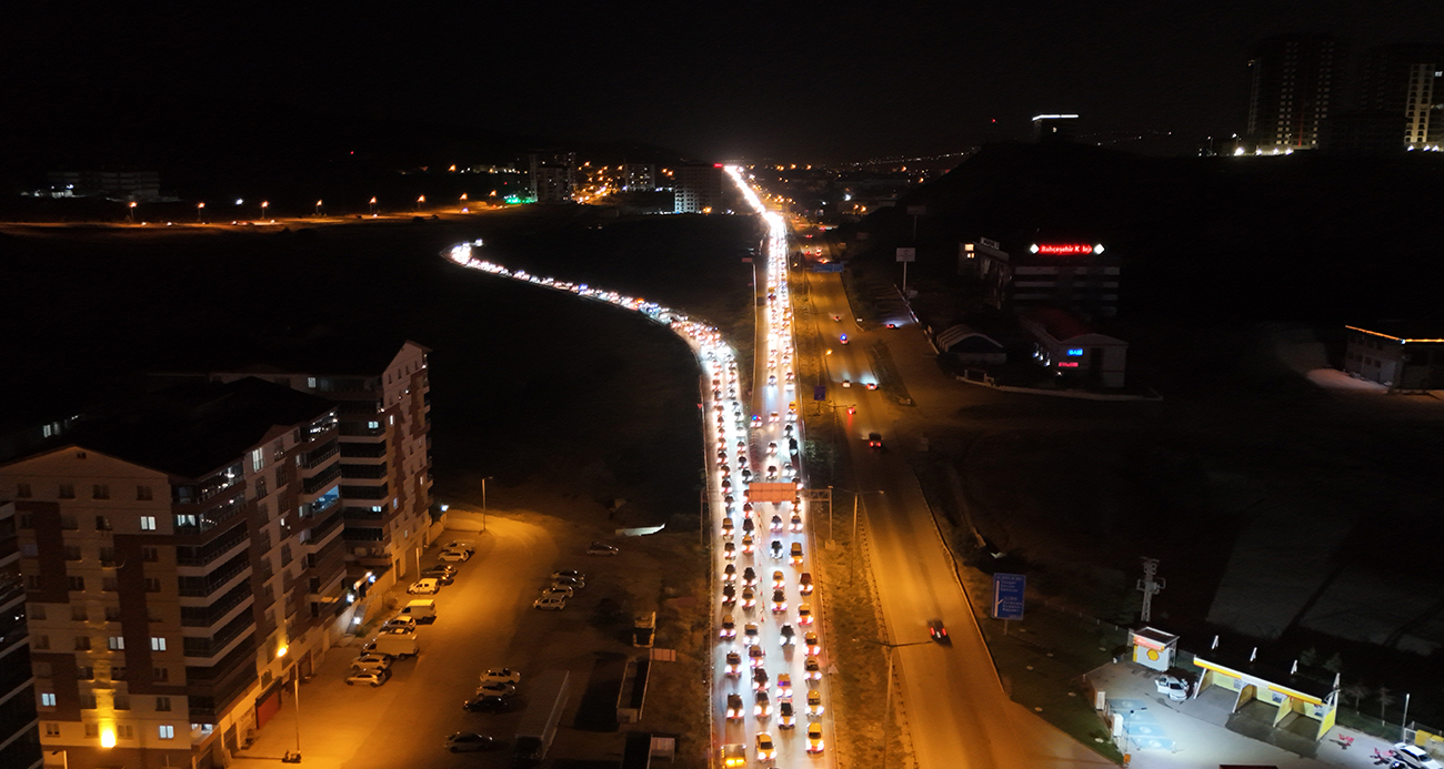 Tatilin son gecesinde trafik yoğunluğu zirve yaptı: 43 ilin geçiş güzergahı havadan görüntülendi